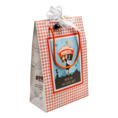 Luxe cadeauzakje Hoorens Koffie van wit kraftpapier met oranje koorden